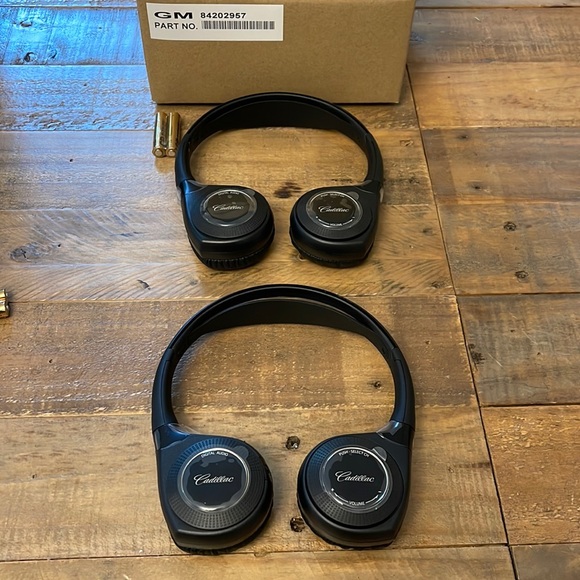 Cadillac Headphones Gm Cadillac Digital Audio 2 Wireless Headsets